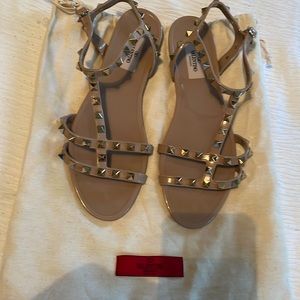 VALENTINO ROCKSTUD FLAT RUBBER SANDAL